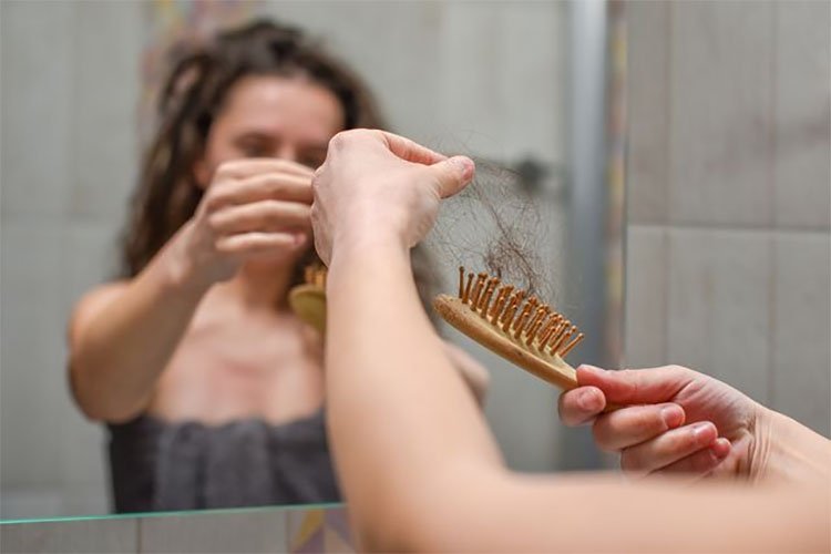 Tại sao tóc rụng khi tắm? Mẹo để ngăn ngừa