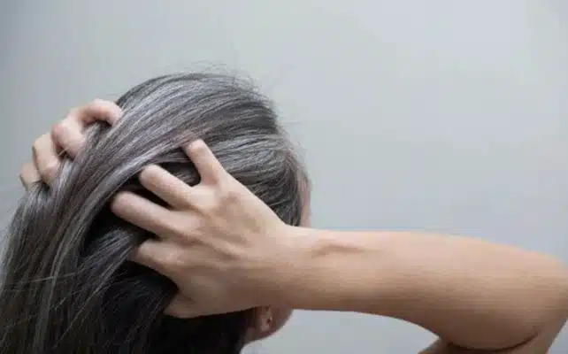 Tại sao nên sử dụng gội đen thảo dược để phủ màu cho tóc?