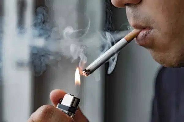 Tóc bạc sớm do hút thuốc