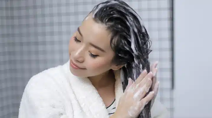 Tại sao dùng dầu gội trị gàu vẫn không bớt gàu?