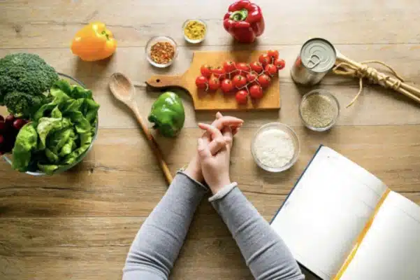 Chế độ ăn uống cũng là nguyên nhân rụng tóc nhiều ở nữ
