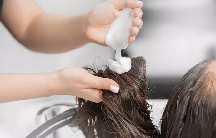 Nuôi tóc dài bằng cách Dùng dầu xả sau mỗi lần gội