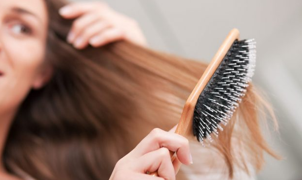 Nuôi tóc dài bằng cách Gỡ rối và làm khô tóc nhẹ nhàng
