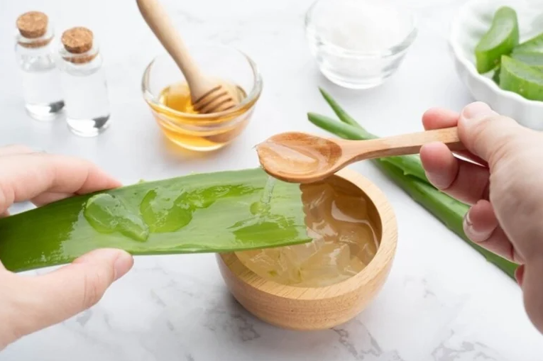 Ủ tóc bằng nha đam và mật ong